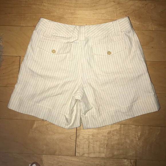 Banana Republic pinstripes shorts. Size 6 - Picture 4 of 4